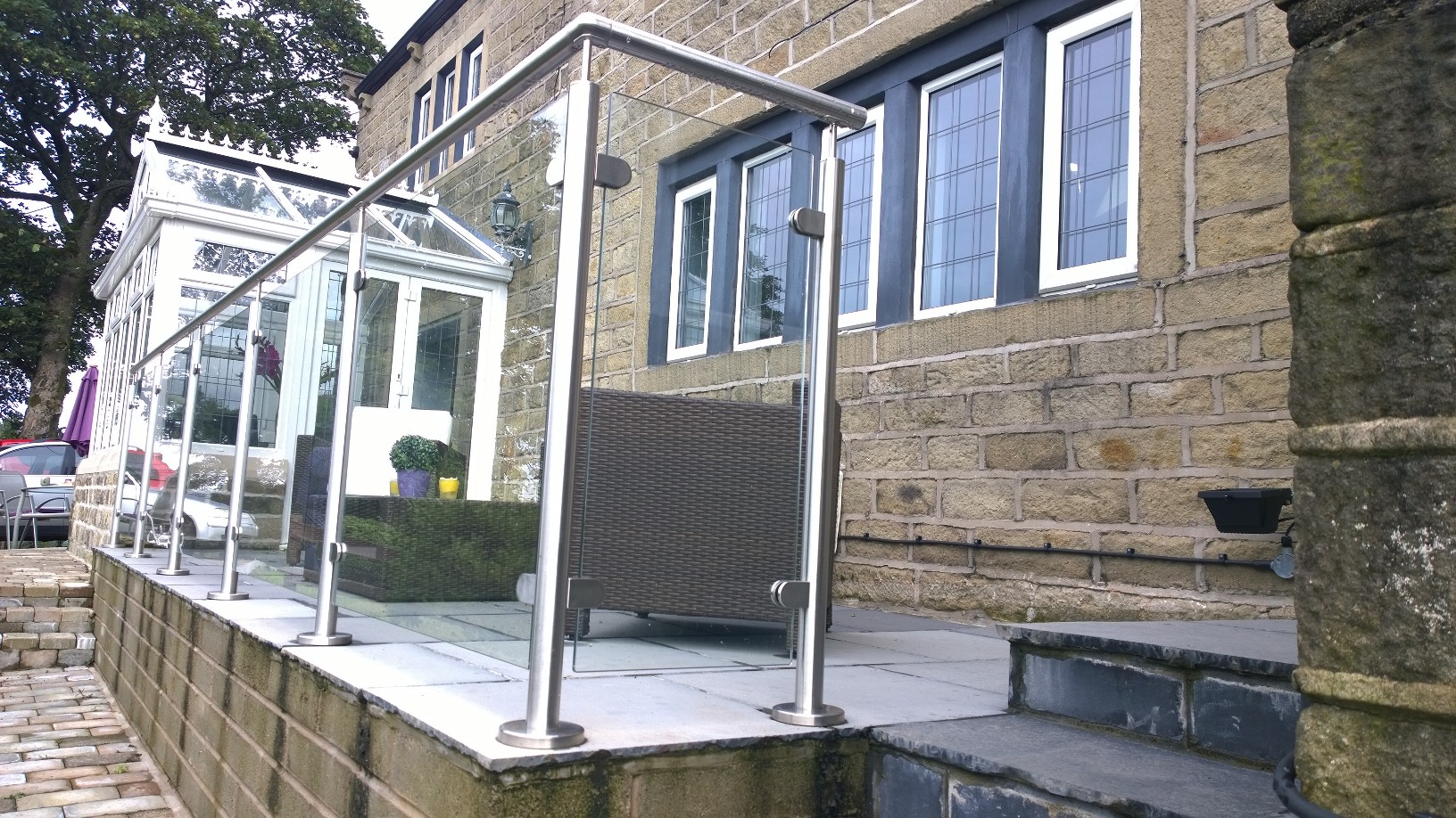 External patio glass balustrade system 